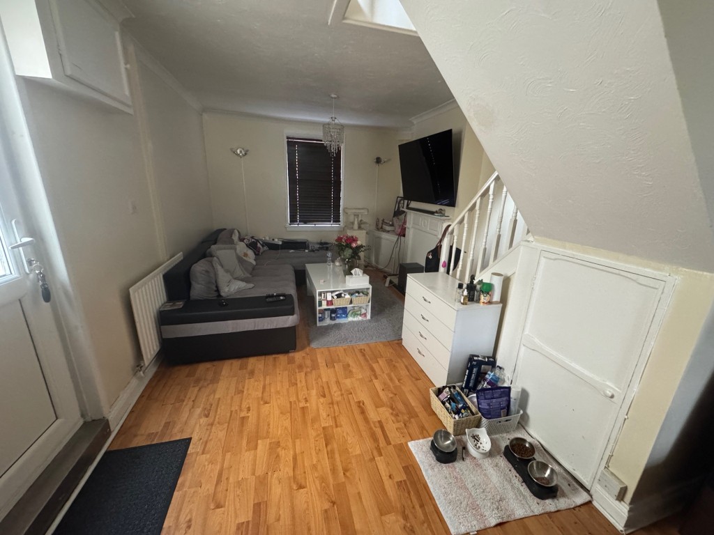 Lot: 70 - FREEHOLD TWO-BEDROOM SEMI-DETACHED COTTAGE FOR INVESTMENT - Living room area